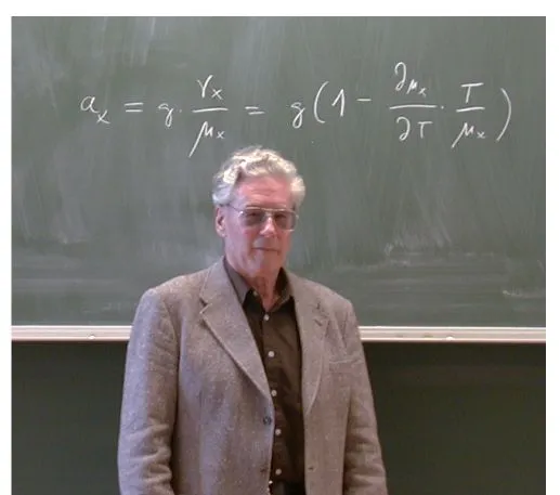 Foto von Jan Berg vor einer Tafel