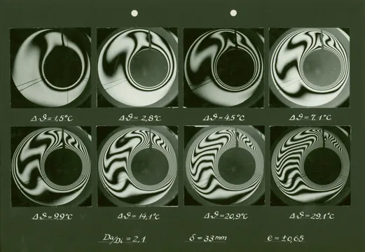 Fotoserien von Metallstücken auf Karton geklebt und beschriftet