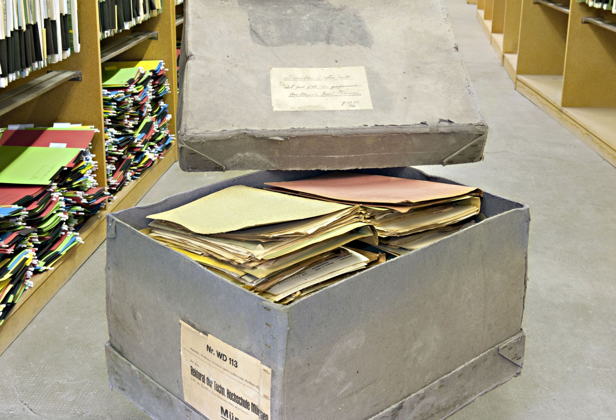 alte Schachtel mit Archivunterlagen
